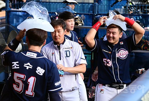 올시즌 폭염에 시달린 선수들이 11월 중순까지 겨울야구를 해야할 판국이다. 늘어지는 시즌 일정으로 와일드카드 결정전과 144경기 체제에 대한 재고가 필요한 시점이다. 사진은 얼음팩으로 더위를 식히는 두산 베어스 선수들. 스포츠동아DB