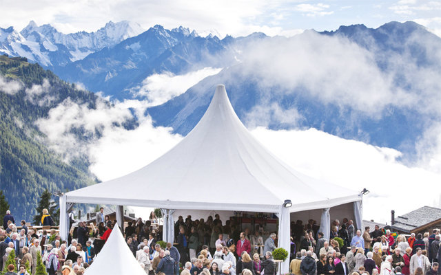 스위스 산간 마을에서 열리는 베르비에 페스티벌이 올해 25주년을 맞았
다. 해발 1600m의 알프스 고지대에서 열리는 베르비에 페스티벌의 음악
텐트 ‘살 드 콩뱅’도 한낮 섭씨 30도가 넘는 후텁지근한 날씨를 피할 수
없었다. 베르비에 페스티벌 제공