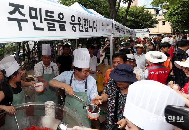 박원순 서울시장이 주민들에게 화채를 나눠주고 있다.