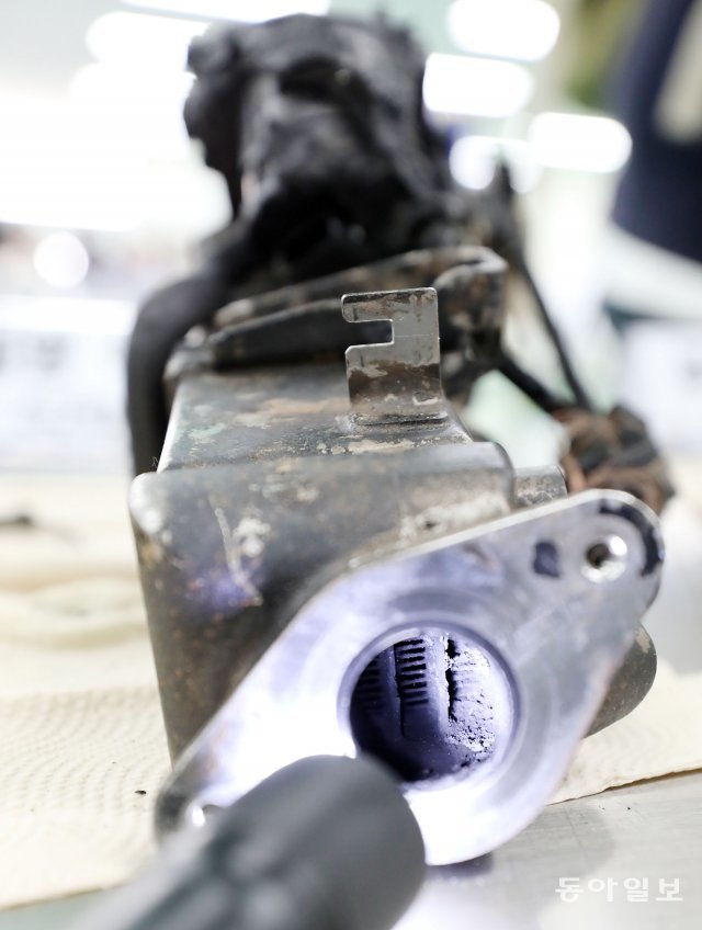 BMW 520d 차량 화재로 불탄 배기가스 재순환 장치인 EGR 쿨러와 바이패스에 시커먼 침전물이 순환되지 못하고 그대로 쌓여 있다.