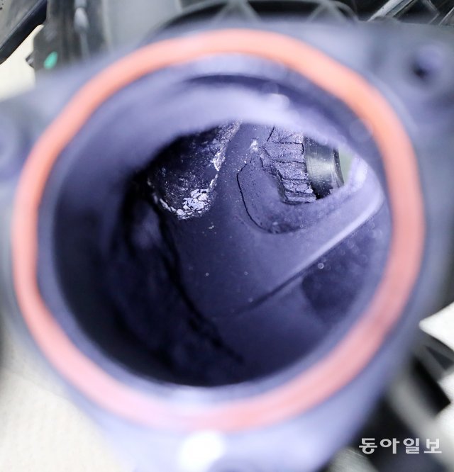 BMW 520d 엔진결함의 원인중 하나인 공기흡입장치인 흡입다기관 내부.시커먼 침전물이 순환되지 못하고 그대로 쌓여 있다.