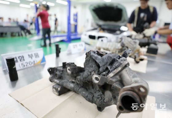 BMW 520d 화재로 불에 탄 배기가스재순환장치(EGR) 쿨러와 바이패스