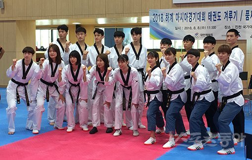 2018 자카르타-팔렘방아시안게임 출전을 앞둔 한국태권도대표팀 선수들이 8일 진천선수촌에서 열린 미디어데이 행사 직후 기념촬영을 하고 있다. 진천｜강산 기자 posterboy@donga.com