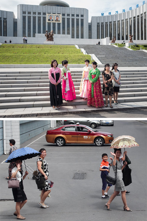 남북통일농구대회가 있었던 지난달 6일 평양 만경대학생소년궁전 앞 북한 안내원들의 모습. 아래 사진은 양산을 쓰고 걸어가는 평양 시민들. 사진공동취재단