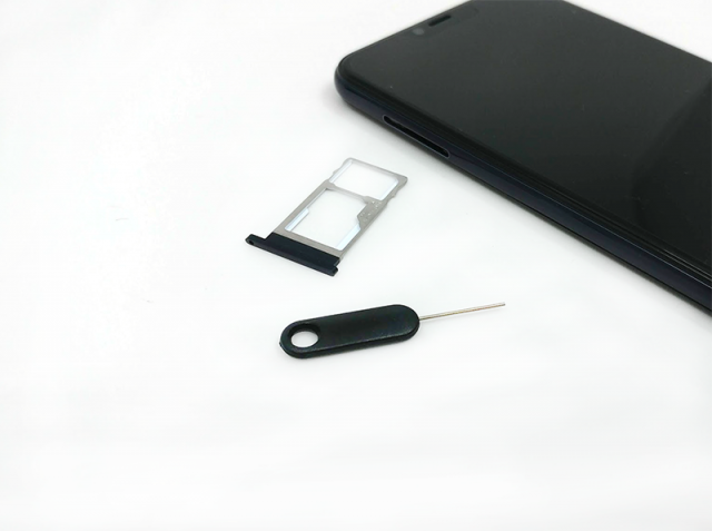 듀얼심을 지원하며, 듀얼심을 쓰지 않을 경우 슬롯 하나를 마이크로SD카드용으로 쓸 수 있다(출처=IT동아)