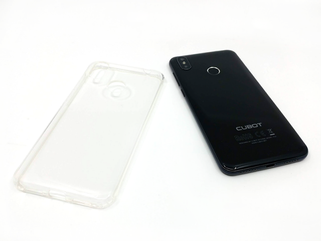 젤리 케이스는 물론, 화면 보호 필름까지 기본 제공한다(출처=IT동아)