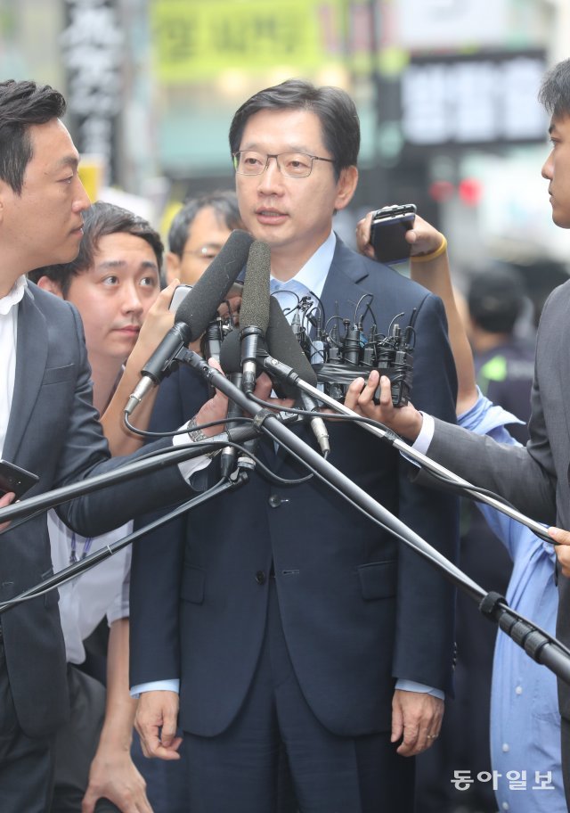 ‘드루킹’ 일당 댓글조작 사건에 연루된 의혹을 받는 김경수 경남도지사가 피의자 신분 조사를 받기 위해 9일 오전 서울 서초구 허익범 특별검사 사무실로 출석하고 있다. 사진=안철민 기자 acm08@donga.com