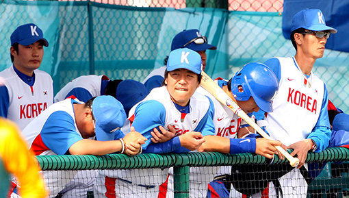 야구대표팀이 아시안게임에서 늘 성공만 했던 것은 아니다. 2006 도하아시안게임에서는 대만과 일본에 연달아 패하며 동메달에 만족해야 했다. 사진은 당시 대회 중 덕아웃에서 침통한 표정을 짓고 있는 대표팀.