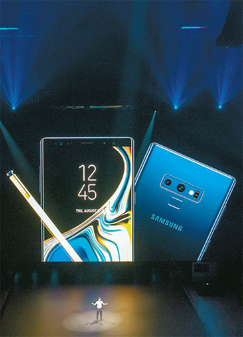 9일(현지 시간) 오전 11시 미국 뉴욕 바클레이스센터에서 열린 ‘삼성 갤럭시 언팩 2018’에서 드루 블래커드 삼성전자 미국법인  제품 마케팅담당이 ‘갤럭시 노트9’의 주요 특징을 4000여 명의 관중에게 소개하고 있다. 삼성전자 제공