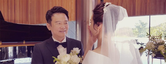 남경필 전 지사(왼쪽)가 페이스북에 올린 결혼식 사진.
