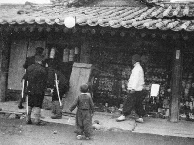3·1운동 당시 서울의 상인들이 철시 운동을 벌이자 일제 군경이 강제로 상점 문을 여는 장면(1919년 출간 ‘독립혈전기’).