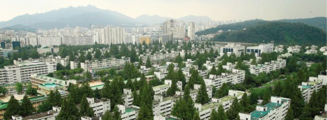 8·2 부동산대책 발표 이후 재건축초과이익환수제 시행, 재건축 안전관리 기준 강화 등 정부의 고강도 정책으로 재건축 아파트 시세는 강보합세를 보이고 있다. 사진은 재건축을 앞둔 서울 서초구 반포동 반포주공1단지 전경. [동아DB]