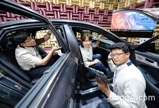 이강덕 연구위원(오른쪽)과 연구원들이 독립음장 제어 시스템을 시연하고 있다. 현대차 제공