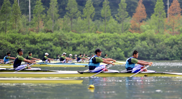 강원 화천군에서 전지훈련 중인 청소년 조정 국가대표 선수들이 북한강에서 힘차게 물살을 가르고 있다. 지난달 30일 화천에 캠프를 차린 선수단은 18일까지 이곳에서 훈련을 한다. 화천군 제공