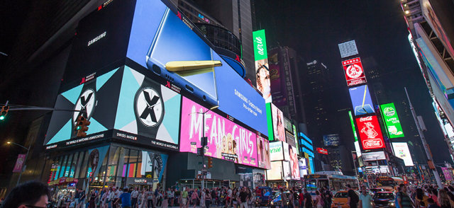 뉴욕 타임스스퀘어에 걸린 갤럭시 노트9 광고 삼성전자가 9일(현지 시간) 미국 뉴욕 타임스스퀘어에서 
자체 인공지능(AI) 플랫폼 ‘뉴 빅스비’가 탑재된 ‘갤럭시 노트9’의 대형 옥외광고를 시작했다. 갤럭시 노트9은 24일부터 
글로벌 시장에서 순차적으로 출시될 예정이다. 삼성전자 제공