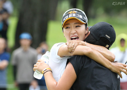 오지현이 12일 제주 오라CC에서 열린 KLPGA 투어 제주 삼다수 마스터스에서 우승을 차지한 뒤 기뻐하고 있다. 오지현은 시즌 2승과 함께 상금랭킹 1위로 떠올랐다. 사진제공｜KLPGA