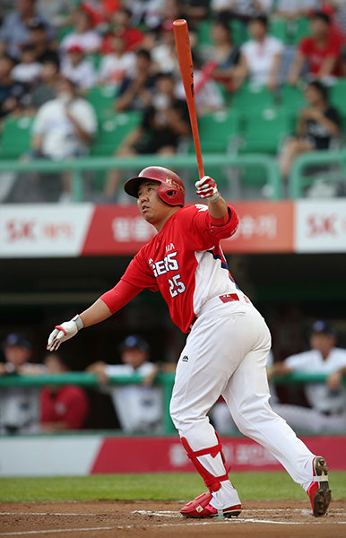 KIA 타이거즈 이범호가 인천에서 열린 SK 와이번스와의 원정경기 1회 1사 1·3루에서 좌월 3점 홈런을 쏘아올리고 있다. 사진제공｜스포츠코리아