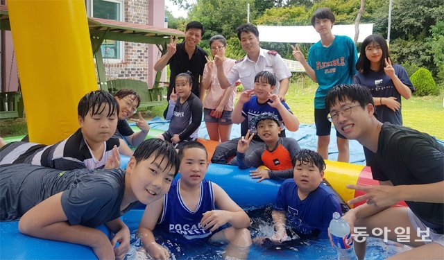 “무더운 여름, 구세군 교회로 놀러오세요.” 구세군 동전주교회 홍봉식 사관의 초대다. 사관 제복을 입은 홍 사관과 아이들, 자원봉사자가 교회 앞마당에 설치된 물놀이 시설에서 환한 웃음을 짓고 있다. 전주=김갑식 문화부 전문기자 dunanworld@donga.com