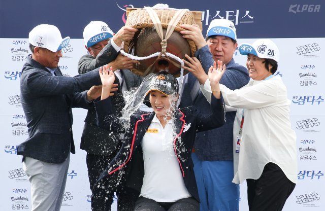 제주 삼다수 마스터스 우승 후 시상식 전통에 따라 물세례를 받고 있는 오지현(가운데). KLPGA제공
