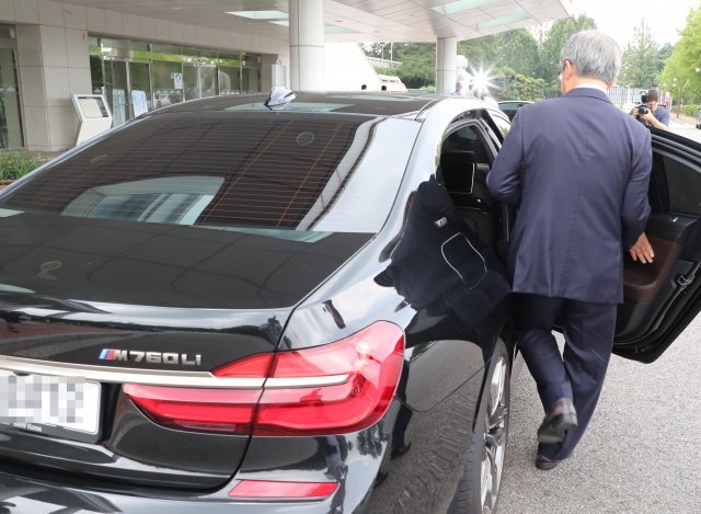 13일 국회에서 열린 BMW 차량 화재 관련 긴급간담회를 마친 김효준 BMW코리아 대표이사가 차량에 탑승하고있다.