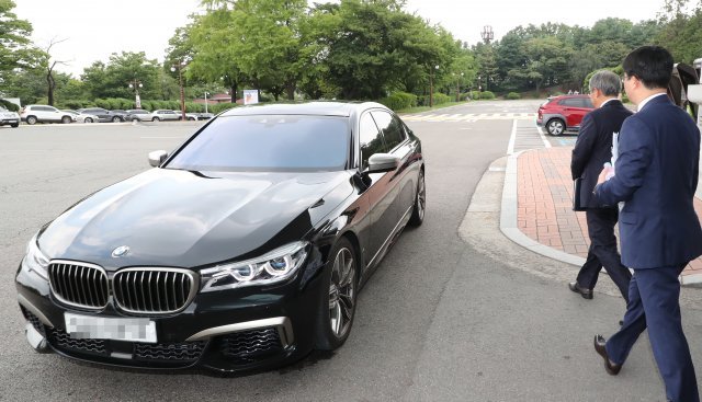 13일 국회에서 열린 BMW 차량 화재 관련 긴급간담회를 마친 김효준 BMW코리아 대표이사가 차량이 오자 이동하고있다.