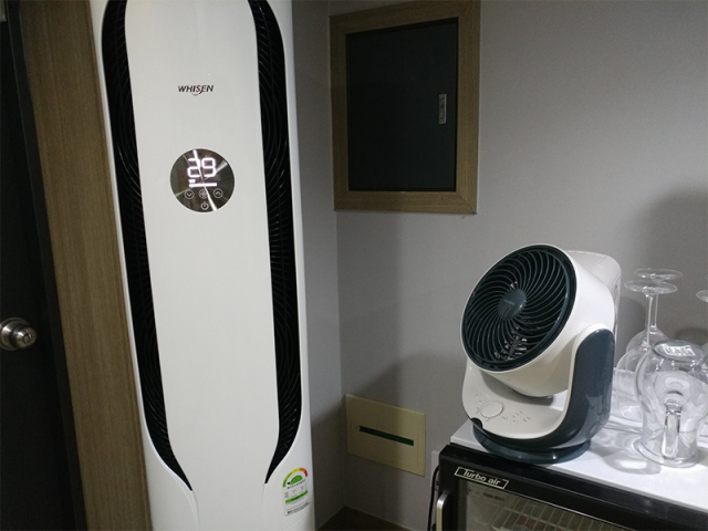 에어 서큘레이터와 에어컨을 함께 사용하는 모습(출처=IT동아)