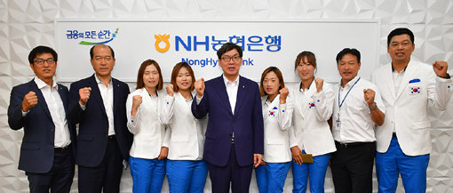 NH농협은행 스포츠단 국가대표 선수단과 이대훈 은행장(가운데)이 아시안게임 출정식 후 기념 촬영을 하고 있다. 사진제공｜NH농협은행