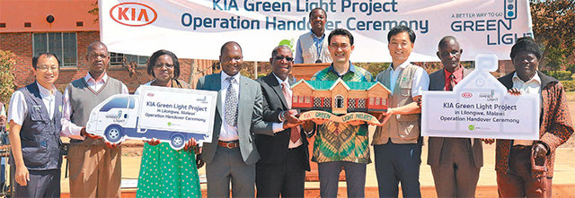 국제구호단체 기아대책과 기아자동차는 2일 아프리카 말라위 릴롱궤에서 ‘기아 호프 그린 라이트 스쿨’의 운영권을 현지 주민에게 넘기는 기념식을 가졌다. 기아자동차 제공