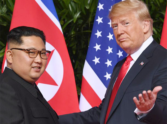 6월 12일 싱가포르에서 열린 북-미 정상회담에서 만난 도널드 트럼프 미국 대통령(오른쪽)과 김정은 북한 국무위원장. 역사적 회담 이후 후속 비핵화 협상은 답보 상태다. NBC방송 홈페이지
