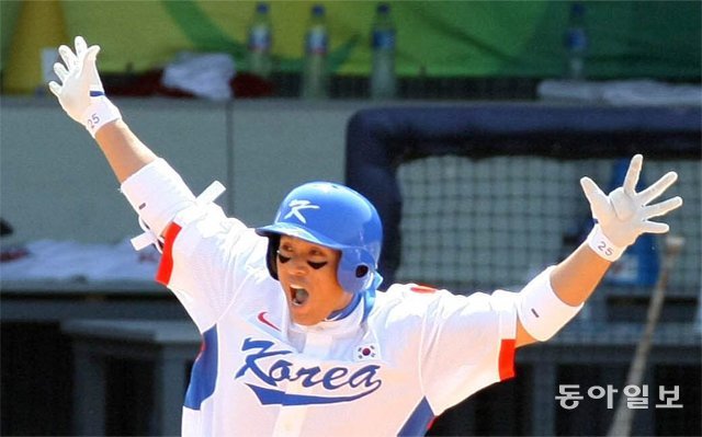 베이징 올림픽 일본과의 준결승에서 8회 역전 결승 2점 홈런을 친 뒤 두 팔을 벌리고 환호하는 모습. 동아일보DB