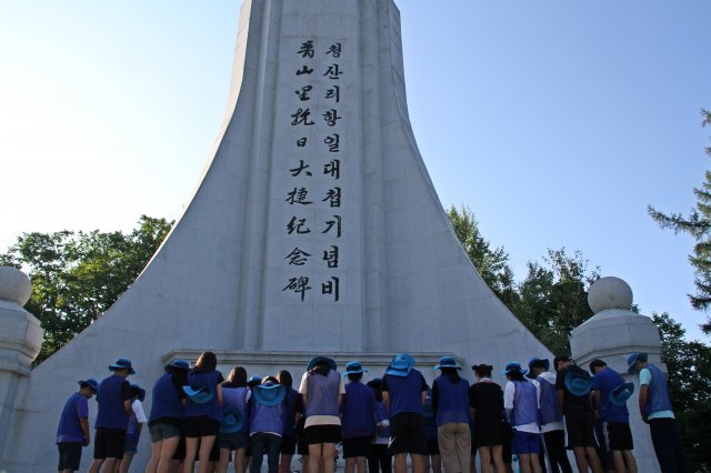 김좌진장군이 승리로 이끈 청산리전투를 기념하는 청산리항일대첩기념비에서 묵념을 올리고 있는 학생들. 충남도교육청체공.