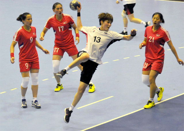 한국 여자 핸드볼 대표팀의 맏언니 유현지(13번)가 북한 수비수들을 완전히 따돌리고 점프슛을 하고 있다. 2018 자카르타-팔렘방 아시아경기에서 전 종목을 통틀어 처음 열린 남북 대결에서 한국은 북한에 39-22로 승리했다. 대한핸드볼협회 제공