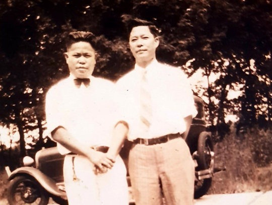 강 지사(왼쪽)와 강 지사의 형 강영문 지사가 함께 찍은 사진. 양인집 씨 제공