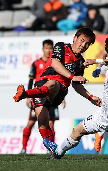 일본에서 반 년 가까이 야인으로 지내던 쿠니모토에게 손을 내민 곳은 K리그 경남FC. 쿠니모토는 이곳에서 잠재된 기량을 꽃피우고 있다. 사진제공｜한국프로축구연맹