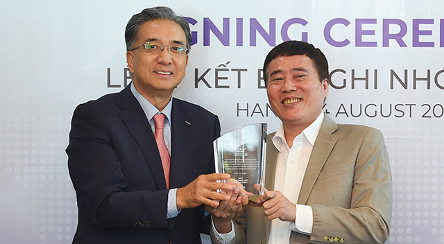 김영상 포스코대우 사장(왼쪽)과 쯔엉시바 떤롱 회장이 곡물사업 협력에 대한 양해각서를 맺었다. 포스코대우 제공