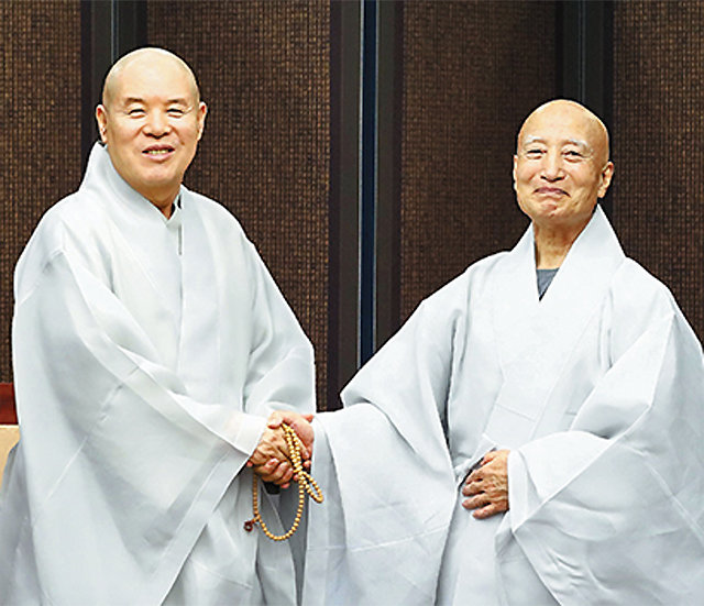 지난해 10월 제35대 총무원장 선거에서 당선된 직후 설정 스님(오른쪽)과 33, 34대 총무원장 자승 스님. 불교신문 제공