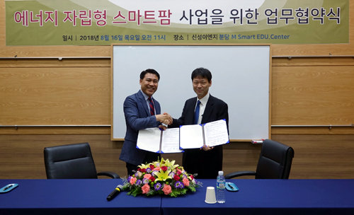 스마트팜센터 조만호 대표(왼쪽)와 신성이엔지 김동섭 부사장(솔라부문CEO)이 스마트팜 혁신밸리 프로젝트의 상호 협력을 위한 업무협약을 체결하고 있다.