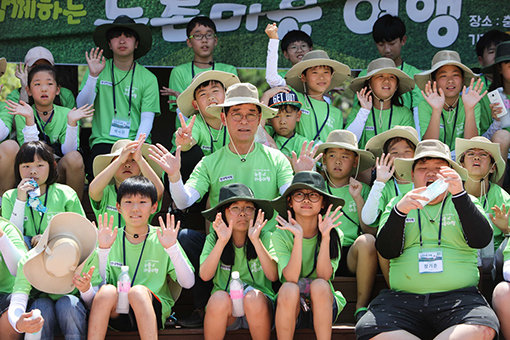 한국마사회 렛츠런재단은 다문화가정 등 소외계층을 초청해 1박2일 농촌체험여행을 총 10회 진행했다. 김낙순 렛츠런재단 이사장 겸 한국마사회장도 8일 농촌체험여행에 참가해 청소년들과 다양한 프로그램을 함께했다. 사진제공｜한국마사회