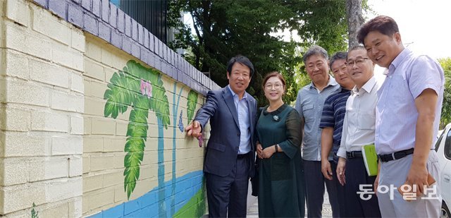 박윤섭 서부산업단지관리공단 이사장(왼쪽)이 한 입주업체의 외벽에 그린 벽화를 가리키며 청라국제도시발전협의회 주민들에게 환경 개선 사업에 대해 설명하고 있다. 주민들은 “관리공단과 입주업체들이 악취 저감을 위해 자발적으로 노력한 결과 최근 들어 악취가 많이 줄었다”고 말했다. 김영국 채널A 스마트리포터 press82@donga.com