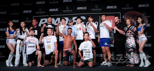 17일 서울 광진구 비스타 워커힐 서울에서 XIAOMI ROAD FC 049 IN PARADISE 공식 계체량 행사가 열렸다. 대회 참가자들이 기념촬영을 하고 있다. 김진환 기자 kwangshin00@donga.com