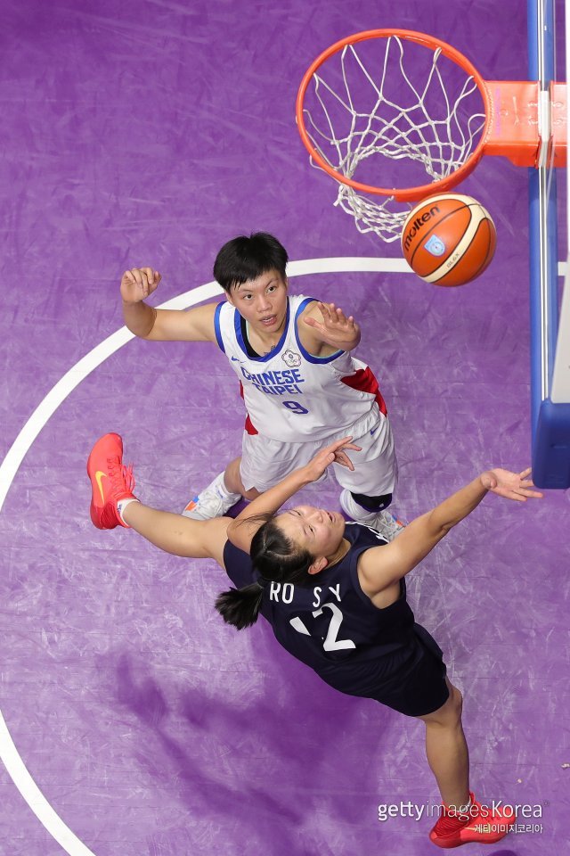 17일 인도네시아 자카르타의 겔로라 붕 카르노(GBK) 스포츠 콤플렉스 농구장에서 열린 대만과의 2018자카르타-팔렘방아시안게임(AG) 여자농구 A조 조별리그 2차전 모습. 아래쪽이 여자농구 단일팀 로숙영. 사진=게티이미지코리아