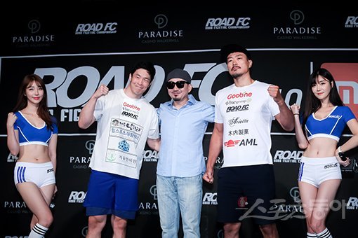 17일 서울 광진구 비스타 워커힐 서울에서 XIAOMI ROAD FC 049 IN PARADISE 공식 계체량 행사가 열렸다. 제6경기 미들급 이은수(왼쪽)와 미즈노 타츠야가 계체량을 마친 후 기념촬영을 하고 있다. 김진환 기자 kwangshin00@donga.com