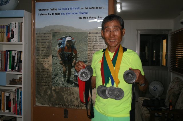 사막마라톤 그랜드슬램 메달을 들고 찍은 모습. 광복절인 15일 서울 영등포구 이무웅 씨 회사 사무실.
