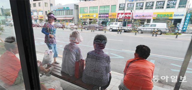 경북 의성군 읍내 시외버스터미널 건너편 버스정류장 의자에 노인들이 앉아있다. 시내에 아이를 분만할 수 있는 산부인과 병·의원이 한 곳도 없었다. 의성=박영대 기자 sannae@donga.com