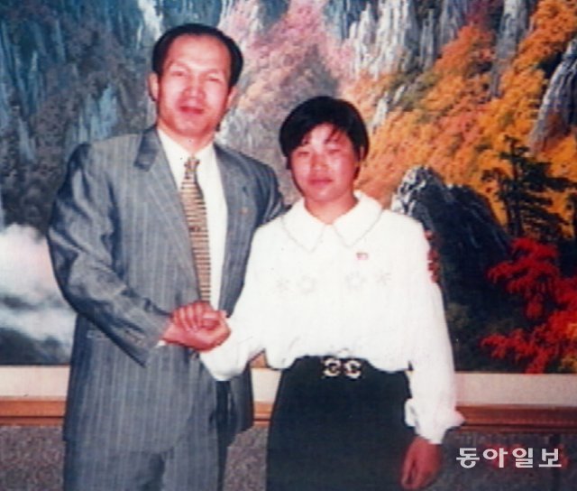 흑금성 박채서(왼쪽) 씨가 1996년 평양을 방문해 북한 ‘유도 영웅’ 계순희 씨와 기념 촬영한 사진. [동아DB]