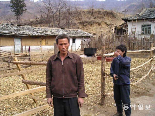 2000년대 중반 평양 시내 농촌지역에서 만난 북한 부부. 왕래가 잦아지고 신뢰가 쌓이면 남한 기자도 북한의 진짜 모습을 볼 수 있다.  평양=신석호 기자 kyle@donga.com