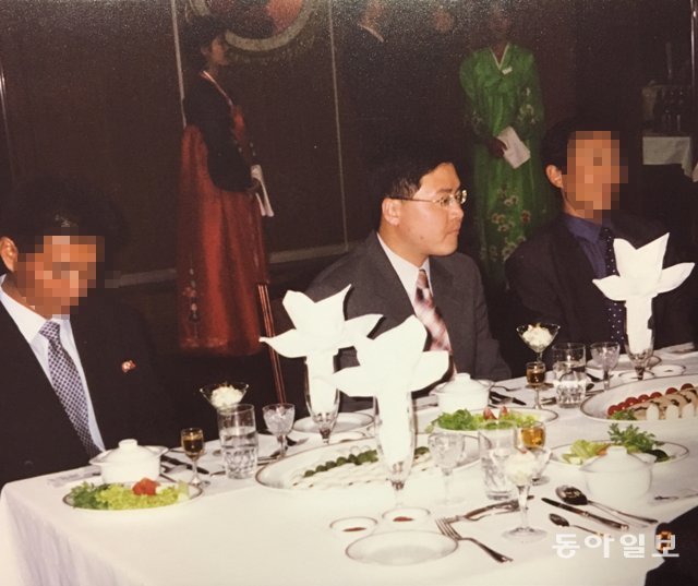2000년대 중반 평양 시내 식당에 앉은 기자(가운데)와 북한 안내원(좌우). 북한 당국은 남한 기자가 방문하면 안내원 두세명을 배치한다. 안내하면서 감시도 하고 정보를 얻어내려는 것이다. 평양=신석호 기자 kyle@donga.com