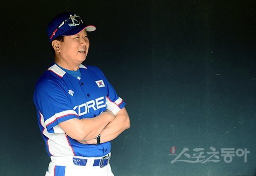 2018 자카르타-팔렘방 아시안게임에 출전하는 한국 야구대표팀이 19일 서울 잠실야구장에서 훈련을 가졌다. 야구대표팀 선동열 감독이 취재진과 인터뷰를 하고 있다. 잠실｜김민성 기자 marineboy@donga.com