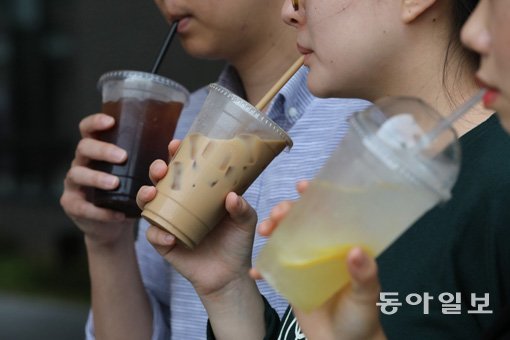 당뇨 환자에게 충분한 수분섭취는 필수다. 다만 스포츠음료, 무설탕·무가당 등은 혈당 조절을 방해해 피해야 한다. 칼로리와 당분이 없는 냉수 및 보리차가 적합하다. 동아일보DB