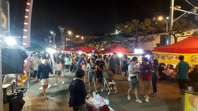 전남 여수 사람들이 ‘쫑포’, ‘소포’라고 불렀던 여수(종포)해양공원은 옛 도심과 돌산도 사이 폭 400m 해역으로 바닷물이 세차게 흘러 생명력이 넘친다. 여수해양공원은 거리 공연인 여수밤바다 낭만버스킹과 낭만 포장마차 18개가 있어 관광객들이 몰린다. 여수시 제공